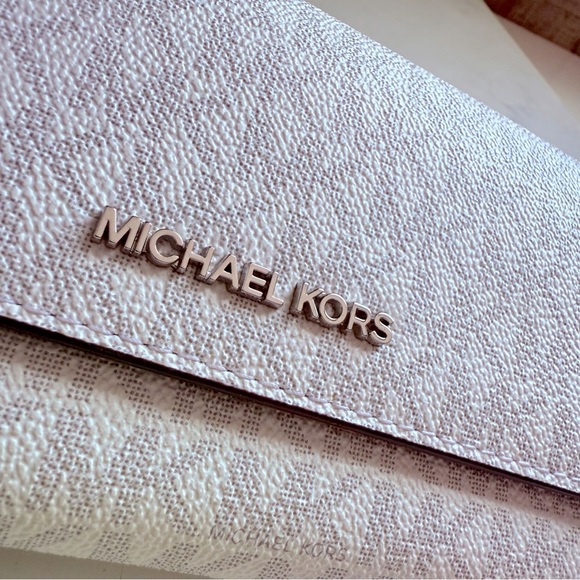 Michael Kors Cream Jet Set Large Logo Trifold Wallet - Picture 7 of 10